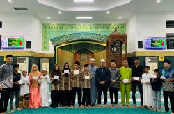 Penghujung Ramadhan, Pengelola Masjid Raya Annur Serahkan Bantuan 101 Anak Yatim