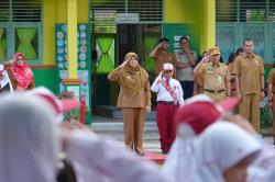 Kunjungi Sekolahnya Dulu, Bupati Afni Bagikan Kisah Masa Kecil dan Beri Motivasi