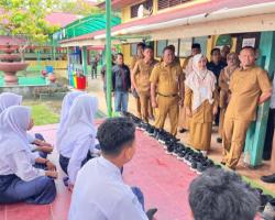 Hari Pertama TKA, Wali Kota Pekanbaru Pantau Ujian di SMP Negeri 21