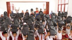 Senyum 3.000 Pelajar Minas Dapat Tas dan Perlengkapan Sekolah dari PHR
